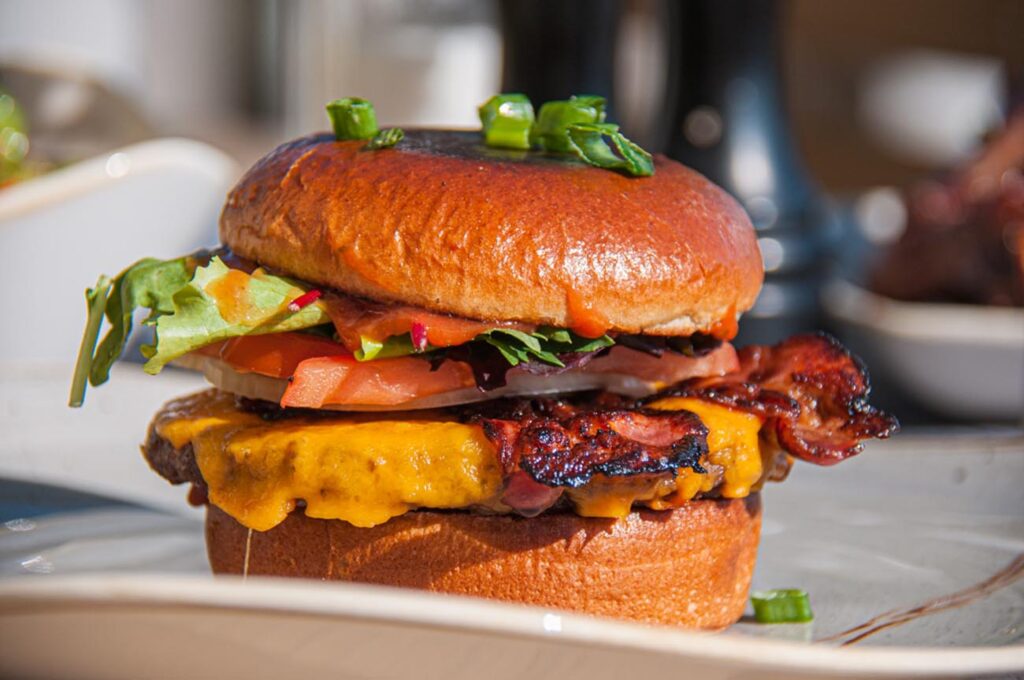 Leckerer Burger im Restaurant Hotel Baiernrain